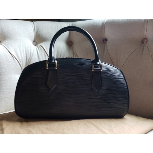 Louis Vuitton Handbags - Pre-owned Louis Vutton Jasmin bag in black epi leather in excellent condition.
